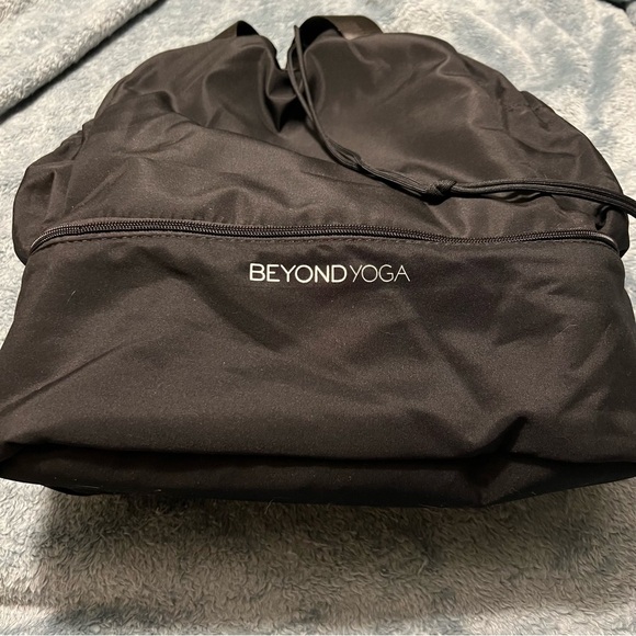 Beyond Yoga Black Minimalist Convertible Backpack – Gym to Work, OS - Picture 4 of 11